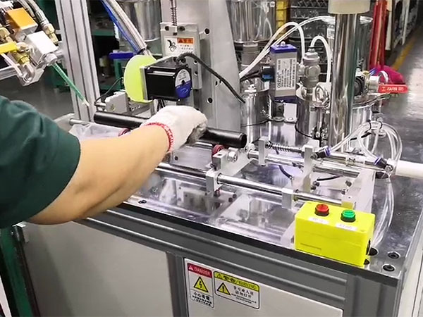 电动车管道点胶